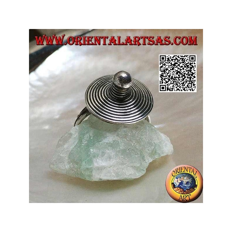 Anillo de plata con sombrero espiral hecho a mano.