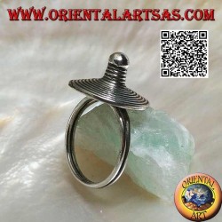 Anillo de plata con sombrero espiral hecho a mano.