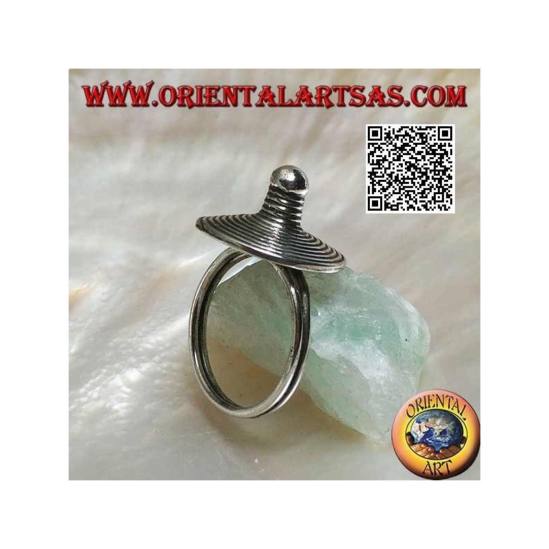 Anillo de plata con sombrero espiral hecho a mano.