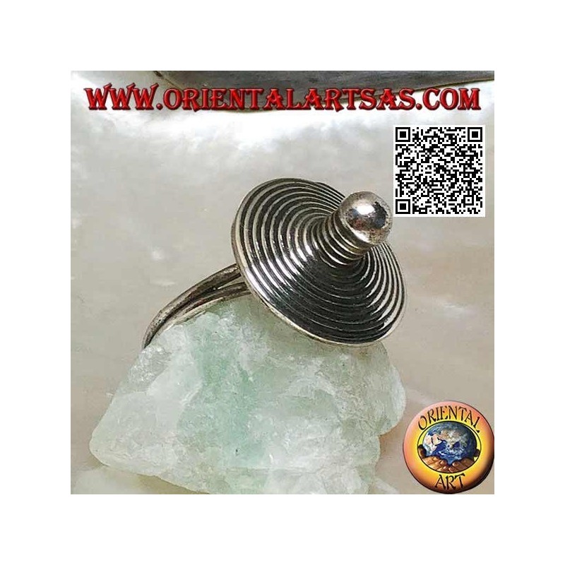 Anillo de plata con sombrero espiral hecho a mano.