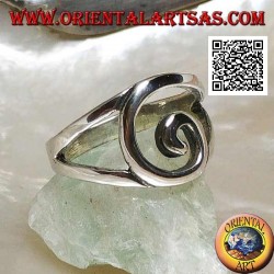 Anillo de plata con alambre central en espiral.
