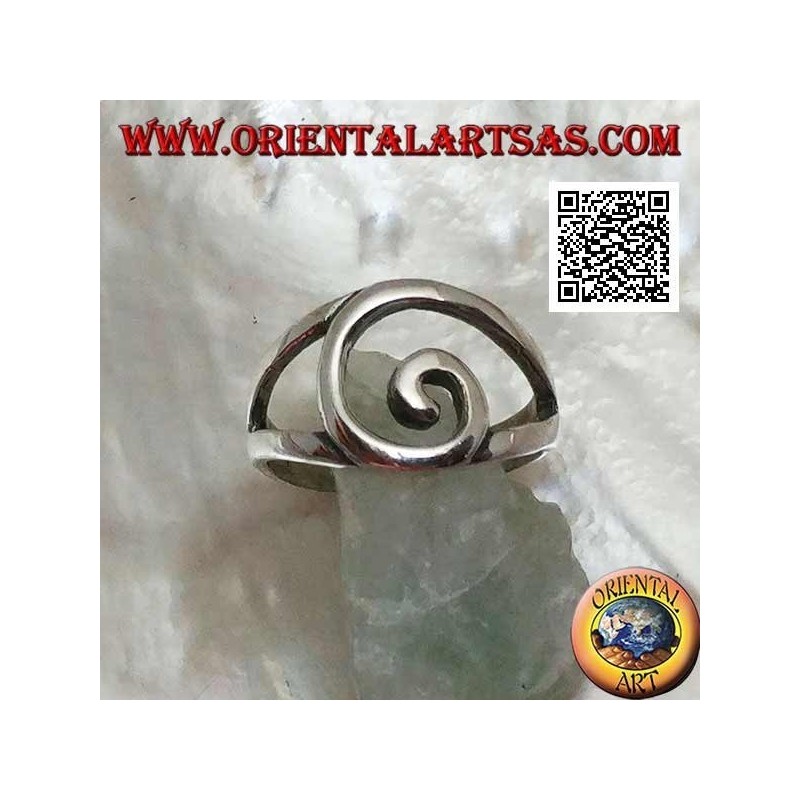 Anillo de plata con alambre central en espiral.
