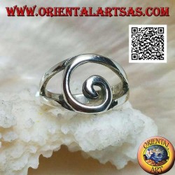 Anillo de plata con alambre central en espiral.