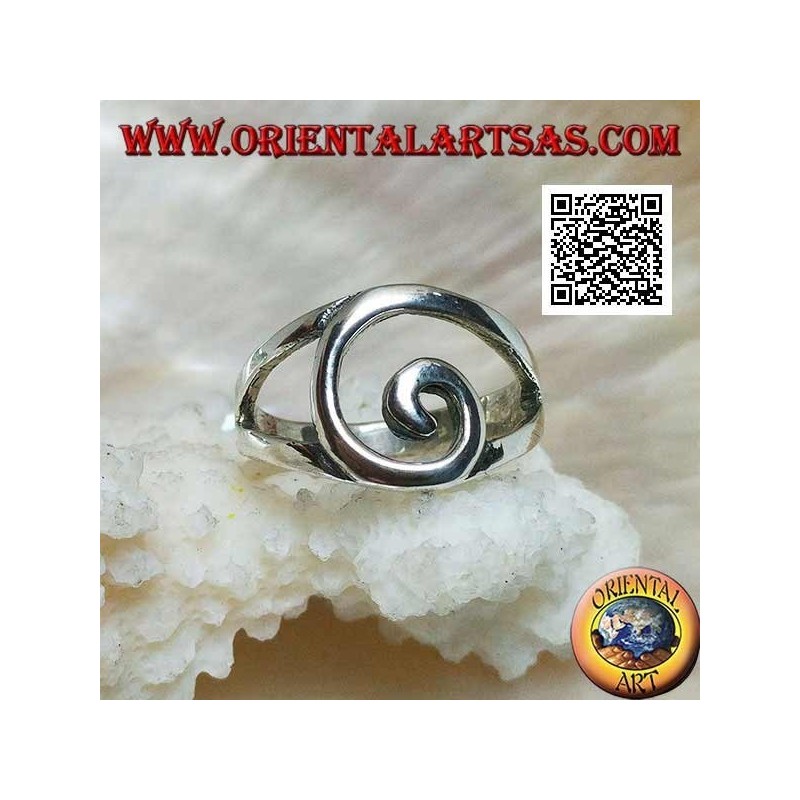 Anillo de plata con alambre central en espiral.