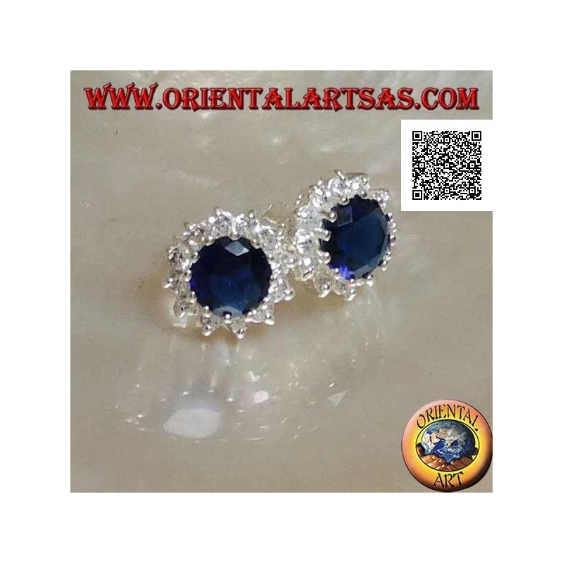 Pendientes de plata con circón redondo de color zafiro rodeado de circonitas blancas.