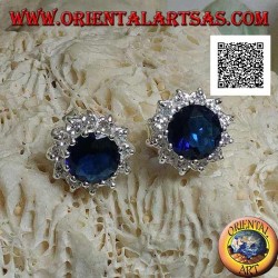 Pendientes de plata con circón redondo de color zafiro rodeado de circonitas blancas.