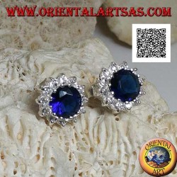 Pendientes de plata con circón redondo de color zafiro rodeado de circonitas blancas.