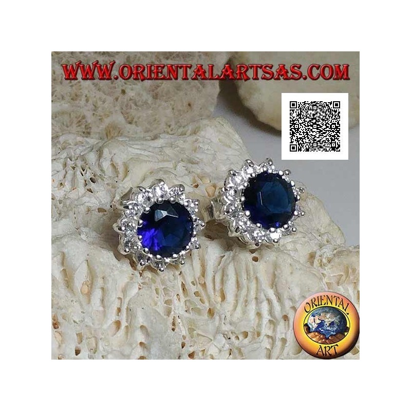 Orecchini in argento con zircone color zaffiro tondo incastonato contornato da zirconi bianchi