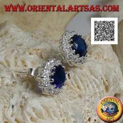 Pendientes de plata con circón redondo de color zafiro rodeado de circonitas blancas.