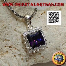 Pendentif en argent avec zircon carré de couleur améthyste serti entouré de zircons blancs
