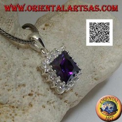 Silberanhänger mit quadratischem amethystfarbenem Zirkon, umgeben von weißen Zirkonen
