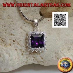 Pendentif en argent avec zircon carré de couleur améthyste serti entouré de zircons blancs