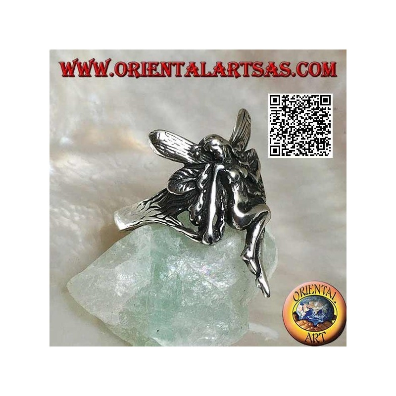 Anello in argento, fata in volo in posa di venerazione
