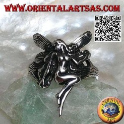Anillo de plata, hada voladora en pose de veneración