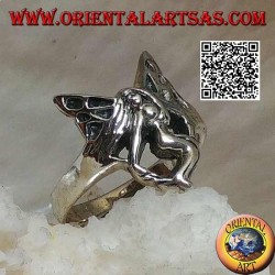 Anillo de plata, hada voladora de tres cuartos estilizada
