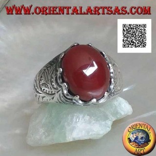 Anillo de plata con conjunto de cornalina cabujón ovalado y decoraciones grabadas en los lados