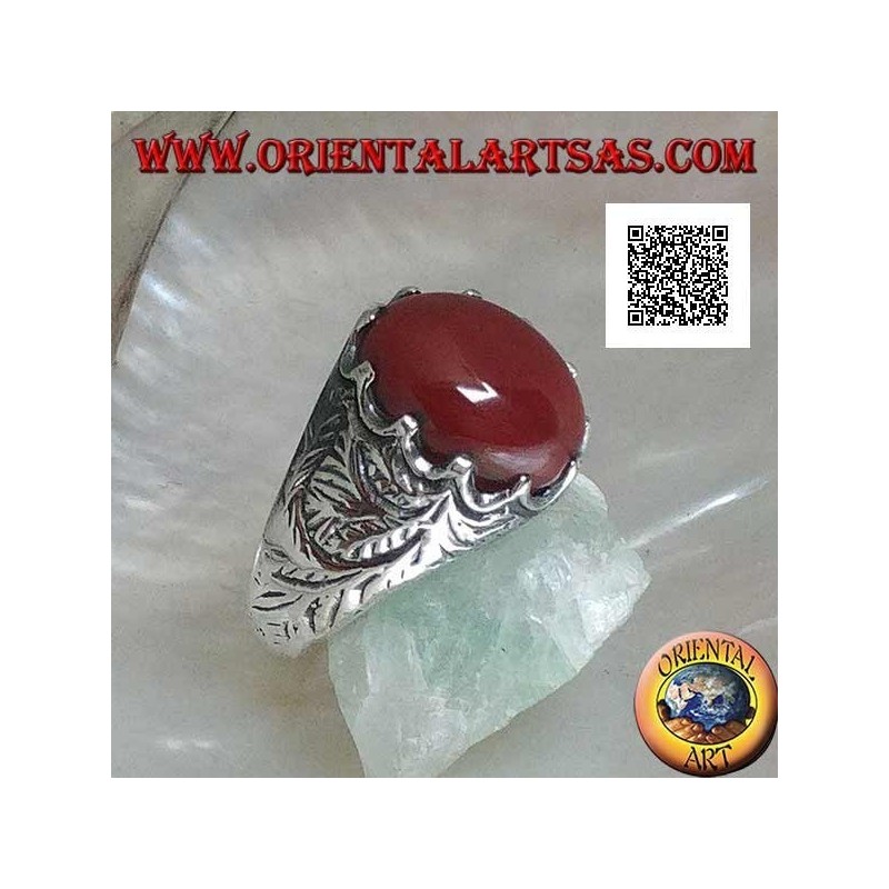 Bague en argent sertie de cornaline cabochon ovale et décorations gravées sur les côtés