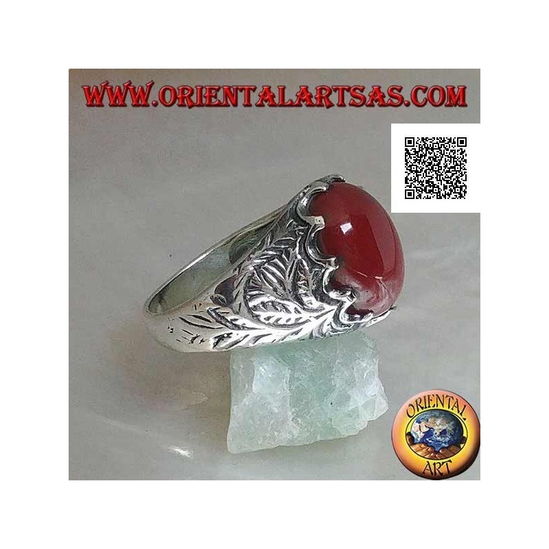 Bague en argent sertie de cornaline cabochon ovale et décorations gravées sur les côtés