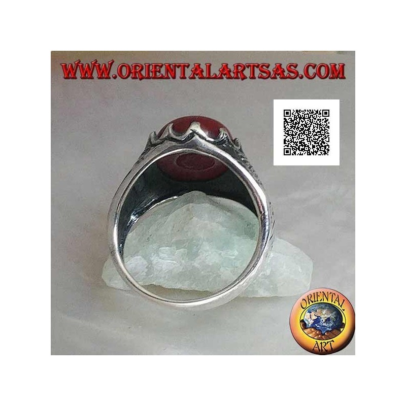 Anillo de plata con conjunto de cornalina cabujón ovalado y decoraciones grabadas en los lados