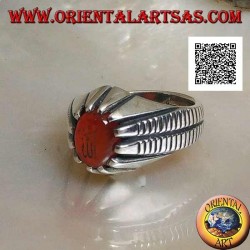 Anillo de plata con cornalina ovalada engastada con la escritura árabe islámica "Alá" y líneas a los lados