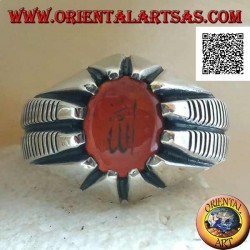 Anillo de plata con cornalina ovalada engastada con la escritura árabe islámica "Alá" y líneas a los lados