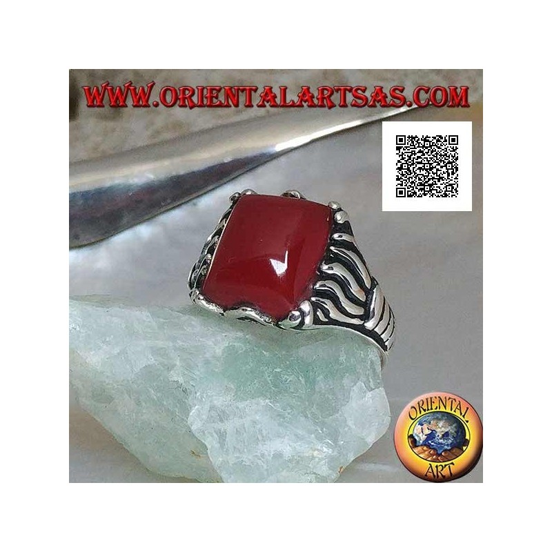 Bague en argent avec cornaline rectangulaire sertie en cabochon avec des lignes gravées sur les côtés
