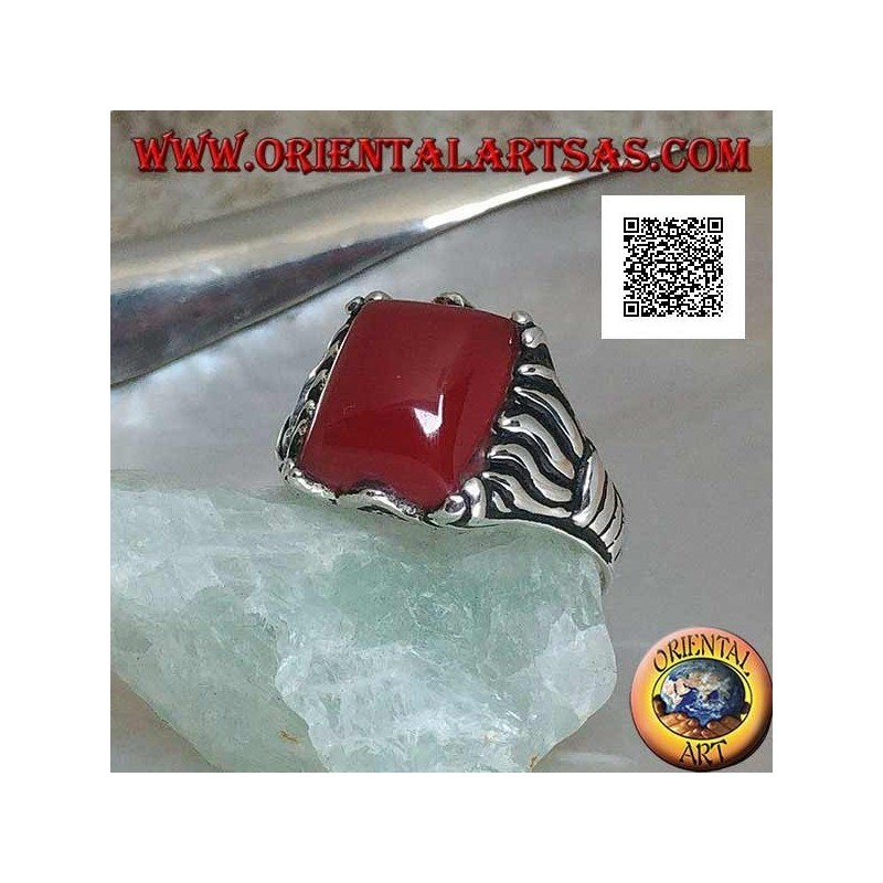 Anillo de plata con cornalina rectangular en cabujón con líneas grabadas en los lados.