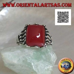 Bague en argent avec cornaline rectangulaire sertie en cabochon avec des lignes gravées sur les côtés