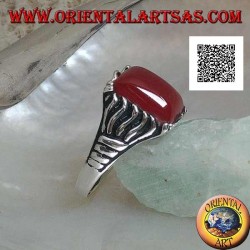 Bague en argent avec cornaline rectangulaire sertie en cabochon avec des lignes gravées sur les côtés