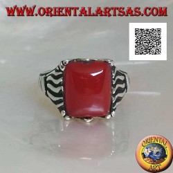 Bague en argent avec cornaline rectangulaire sertie en cabochon avec des lignes gravées sur les côtés