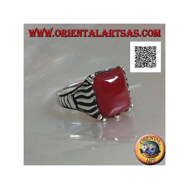 Bague en argent avec cornaline rectangulaire sertie en cabochon avec des lignes gravées sur les côtés