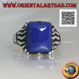 Anillo de plata con sodalita rectangular engastado en un cabujón con líneas grabadas en los lados.