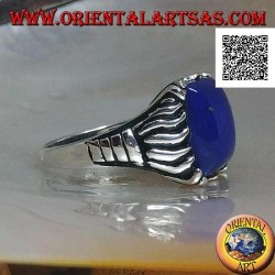 Anillo de plata con sodalita rectangular engastado en un cabujón con líneas grabadas en los lados.