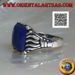Bague en argent avec sodalite rectangulaire sertie dans un cabochon avec des lignes gravées sur les côtés