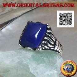Bague en argent avec sodalite rectangulaire sertie dans un cabochon avec des lignes gravées sur les côtés