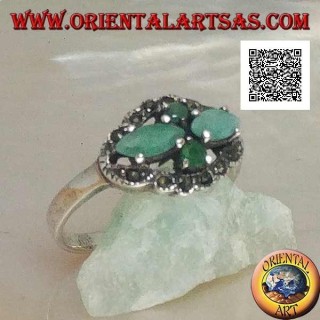 Anillo de plata con pares cruzados cruzados de esmeraldas naturales y redondas rodeadas de marcasita