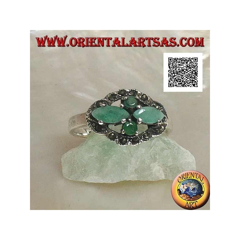 Bague en argent avec paires croisées d'émeraudes navettes naturelles et rondes entourées de marcassite