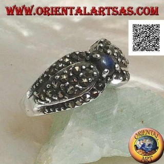 Bague en argent avec lapis lazuli rond naturel au centre entre deux gouttes parsemées de marcassite