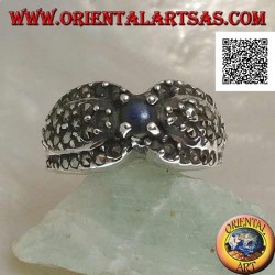 Anillo de plata con lapislázuli redondo natural en el centro entre dos gotas tachonadas con marcasita