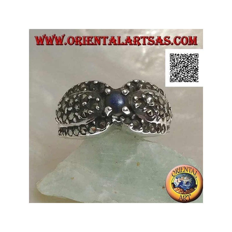Anello in argento con lapislazzulo naturale tondo al centro tra due gocce tempestate di marcassite
