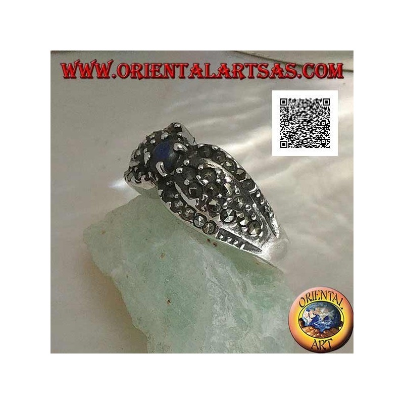 Bague en argent avec lapis lazuli rond naturel au centre entre deux gouttes parsemées de marcassite