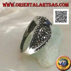 Anillo de plata con lapislázuli redondo natural en el centro entre dos gotas tachonadas con marcasita