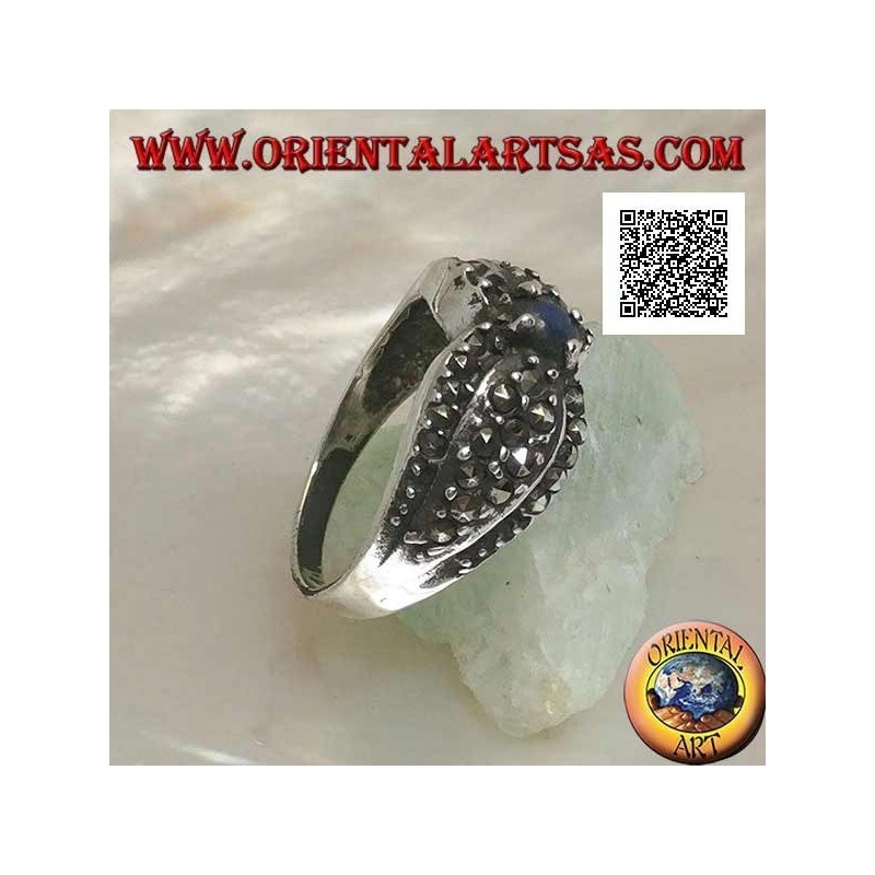 Anillo de plata con lapislázuli redondo natural en el centro entre dos gotas tachonadas con marcasita