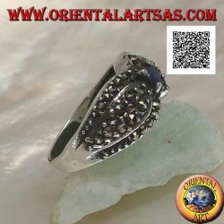 Anillo de plata con lapislázuli redondo natural en el centro entre dos gotas tachonadas con marcasita