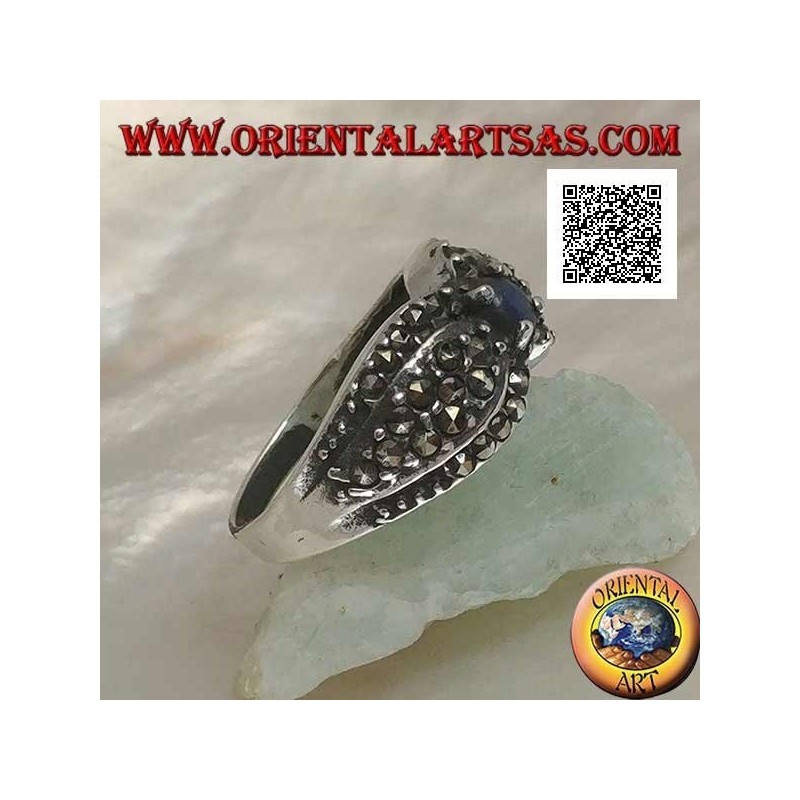 Anello in argento con lapislazzulo naturale tondo al centro tra due gocce tempestate di marcassite