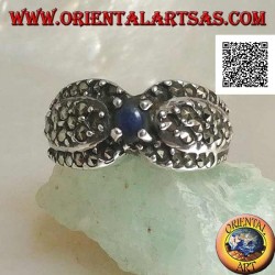 Silberring mit natürlichem rundem Lapislazuli in der Mitte zwischen zwei mit Markasit besetzten Tropfen