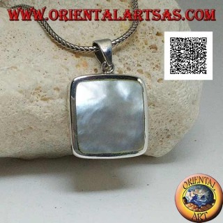Colgante de plata con nácar cuadrado en un entorno liso y esencial.