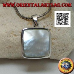 Colgante de plata con nácar cuadrado en un entorno liso y esencial.