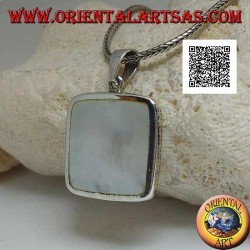 Colgante de plata con nácar cuadrado en un entorno liso y esencial.