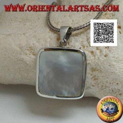 Colgante de plata con nácar cuadrado en un entorno liso y esencial.